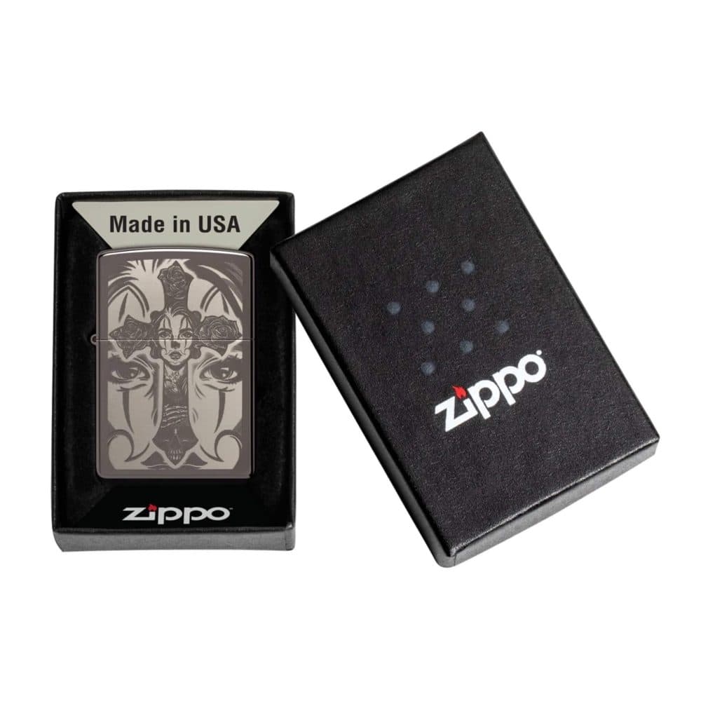 تصویر فندک Zippo مدل Skull Cross با طرح جمجمه و صلیب روی بدنه مشکی براق