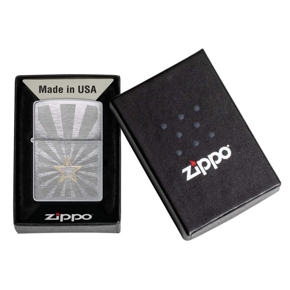 تصویر فندک Zippo مدل Star Design با طرح ستاره براق روی بدنه فلزی